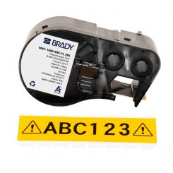 BRADY M4C-1000-595-YL-BK, универсальные всепогодные этикетки, непрерывная лента: 25,40 мм х 7,62м, черным на желтом, винил, лента для принтеров BRADY M410 BMP41 M510 BMP51 BMP53